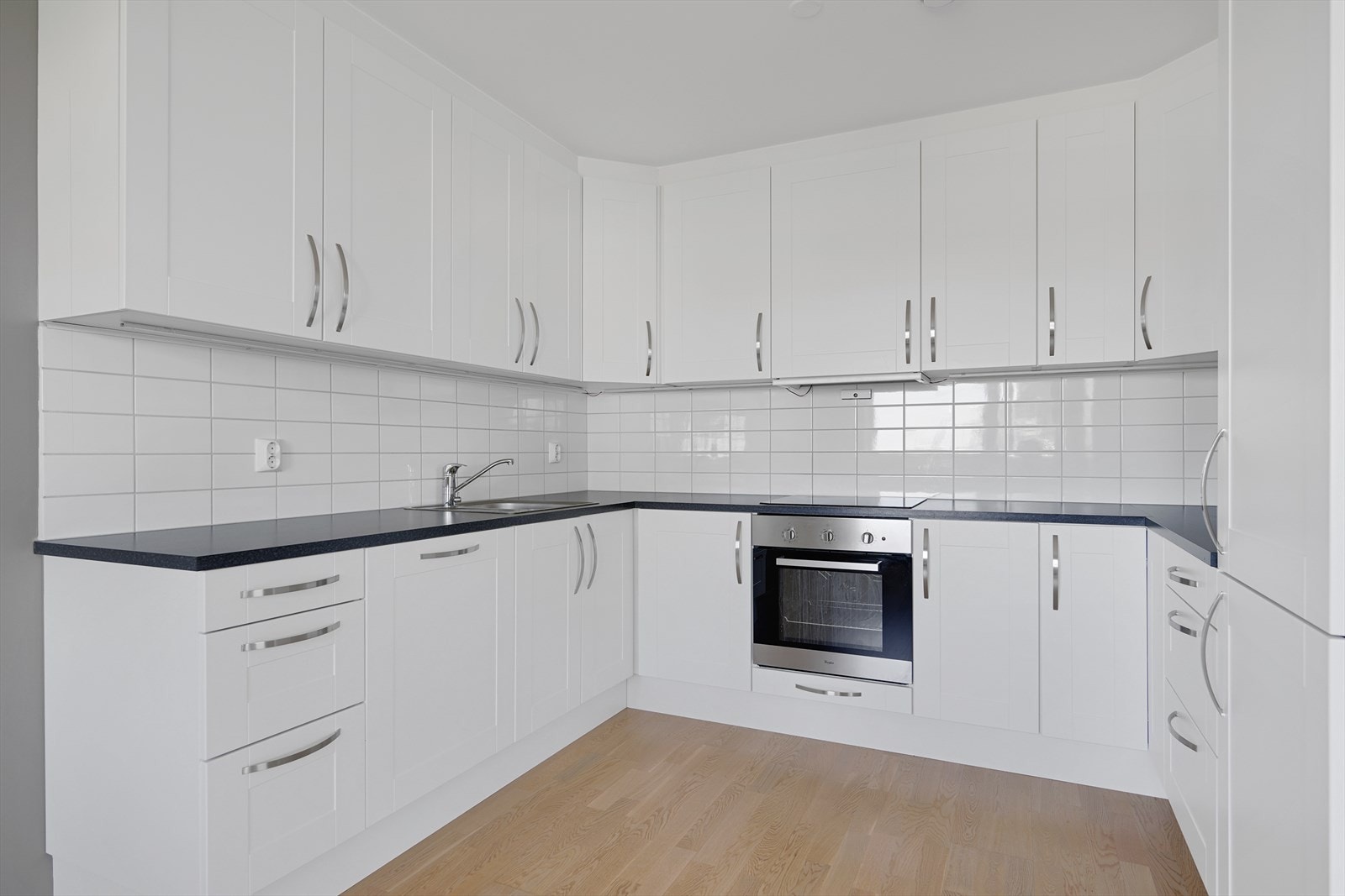 Kjøkken med god skapplass Galleribilde