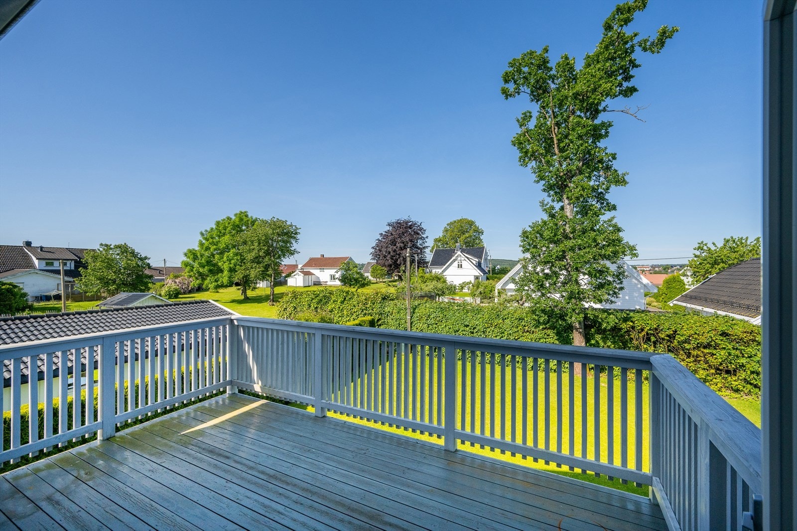 Balkong med utsikt utover nærområdet Galleribilde