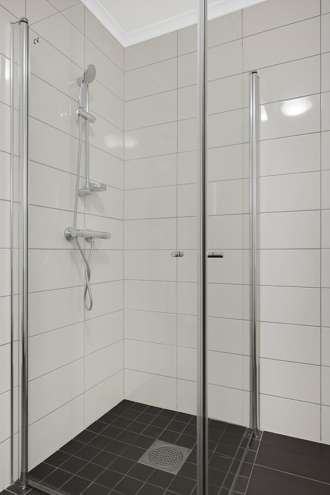 Praktiske innfelbare dører i dusjen Galleribilde