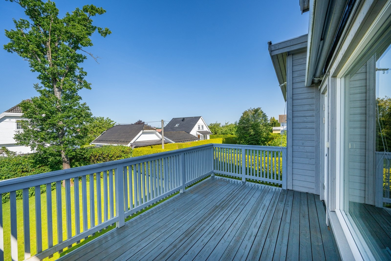 Balkong med utsikt til hage og nærområdet Galleribilde