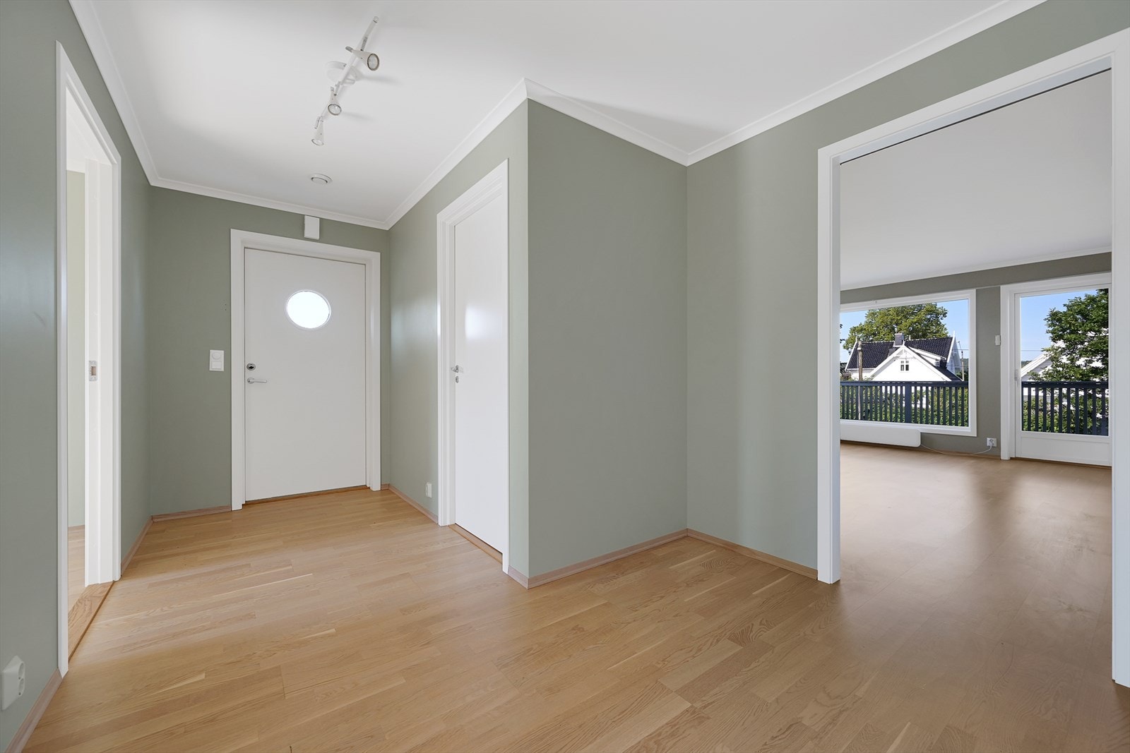 Praktisk entrè/hall med adkomst til øvrige rom Galleribilde