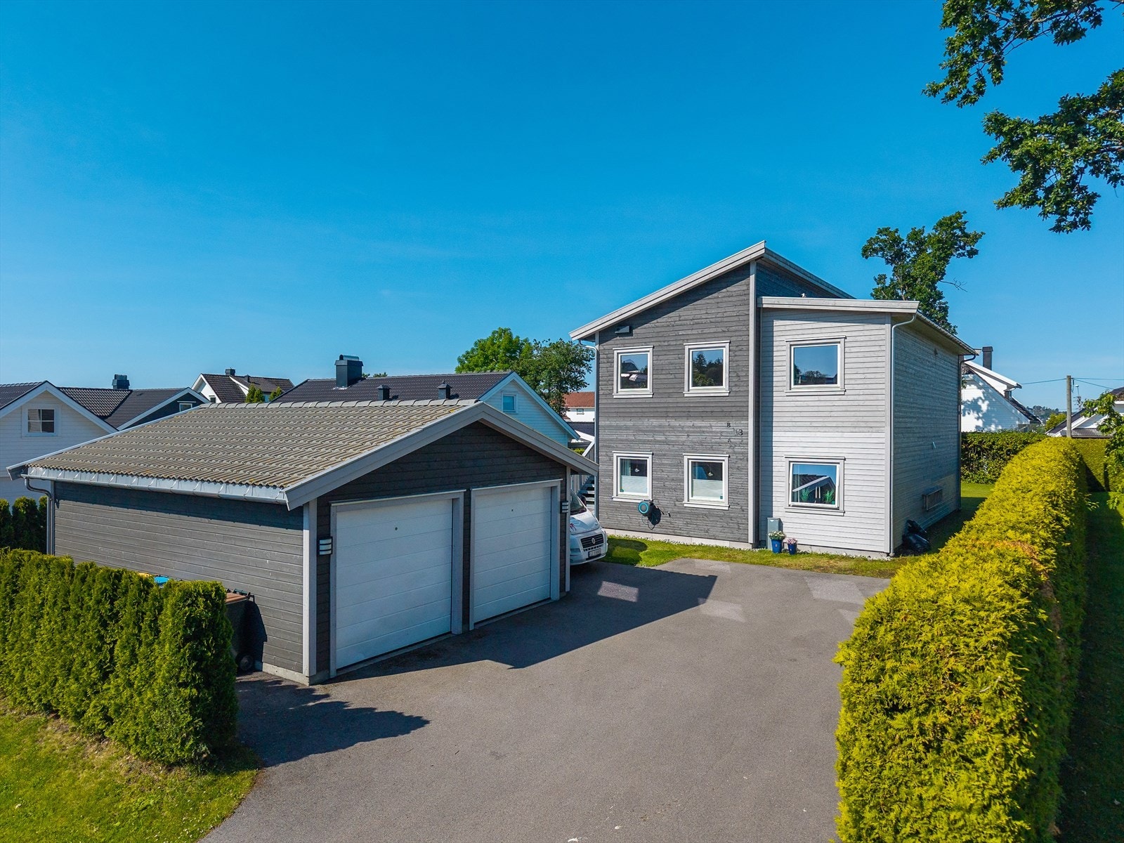 Fasade med parkering i 1/2 part av dobbelgarasje Galleribilde