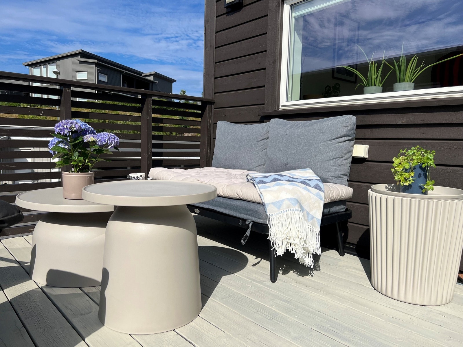 Koselig solrik terrasse. Her er det sol fra tidlig morgen til ettermiddagen. Galleribilde