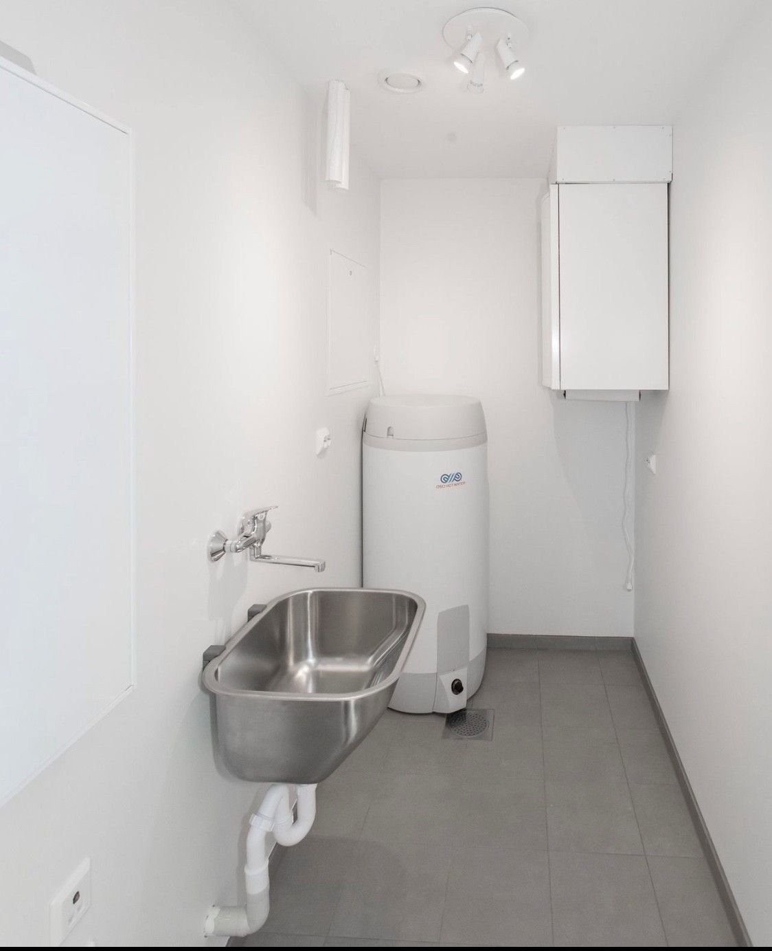 Teknisk rom. I tillegg er det fastmonterte Elfa hyller på høyre veggen. Galleribilde