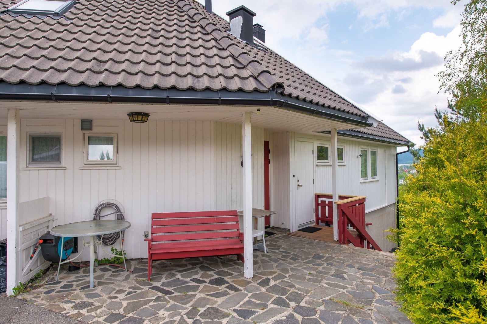 Fasade. Inngangdør til høyre Galleribilde