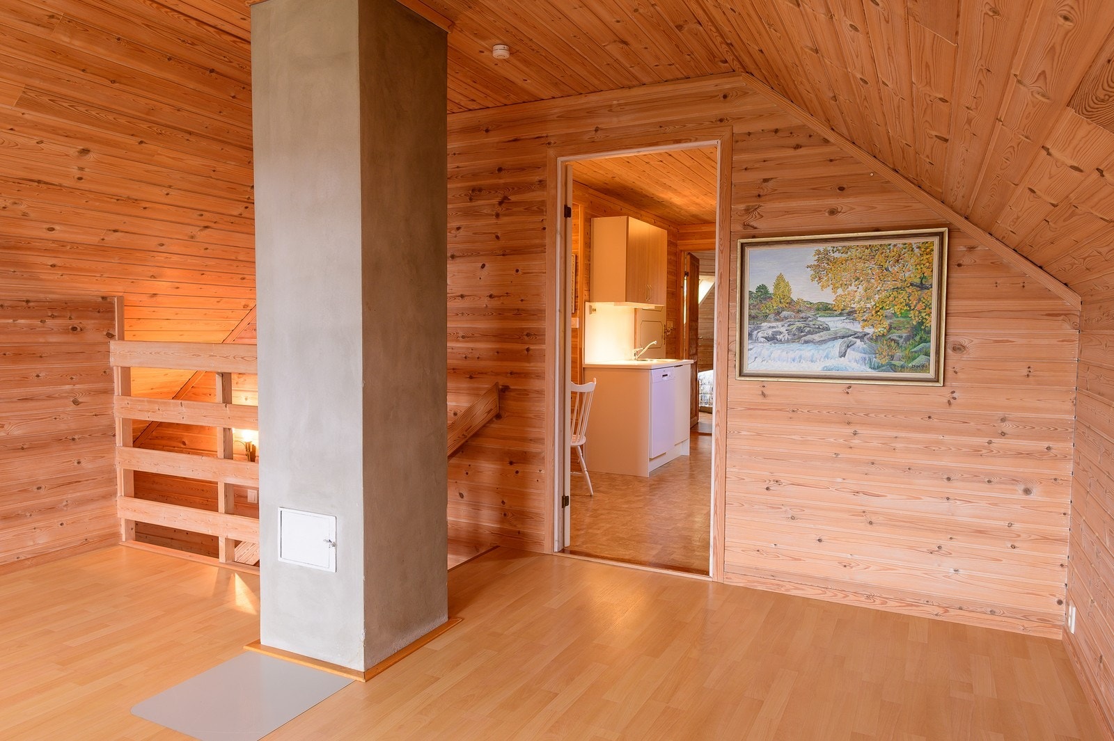 Stue med trapp ned til vindfang Galleribilde