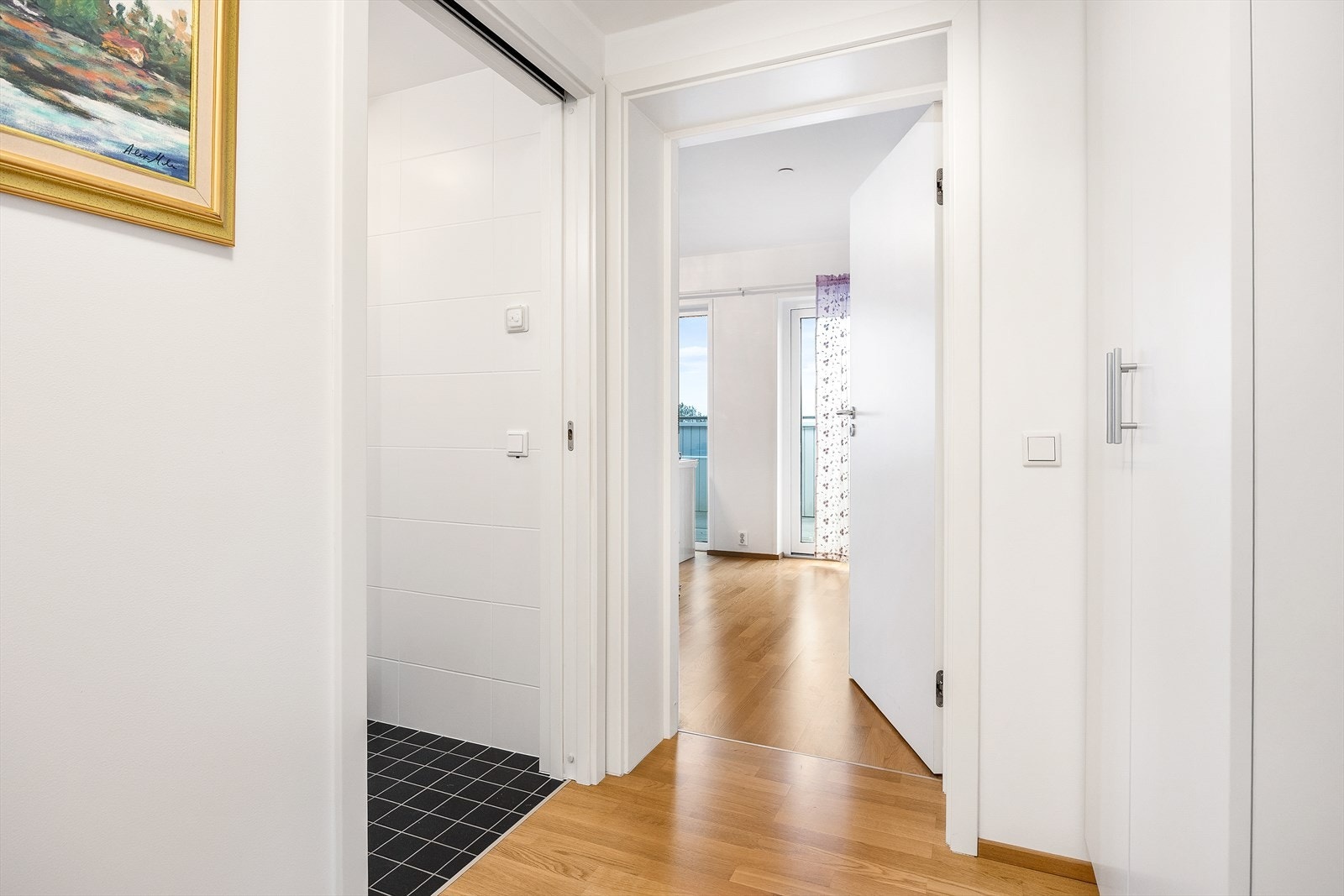 Gang med garderobeskap, og adkomst til eget bad i tilknytning til hovedsoveromsavdelingen. Galleribilde