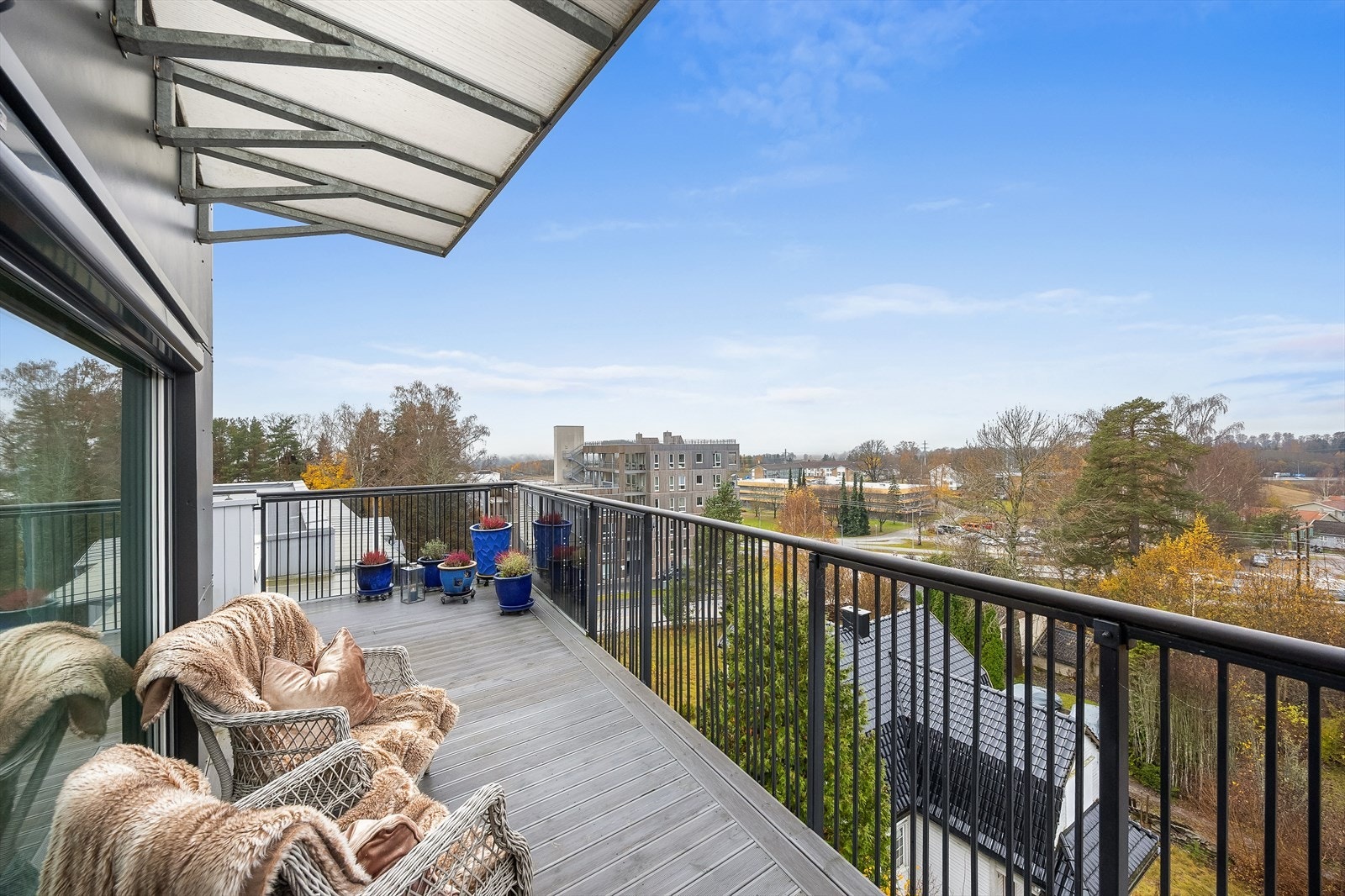 Terrassen har gode sol- og utsiktsforhold med mulighet for å flytte seg etter sola gjennom dagen. Galleribilde