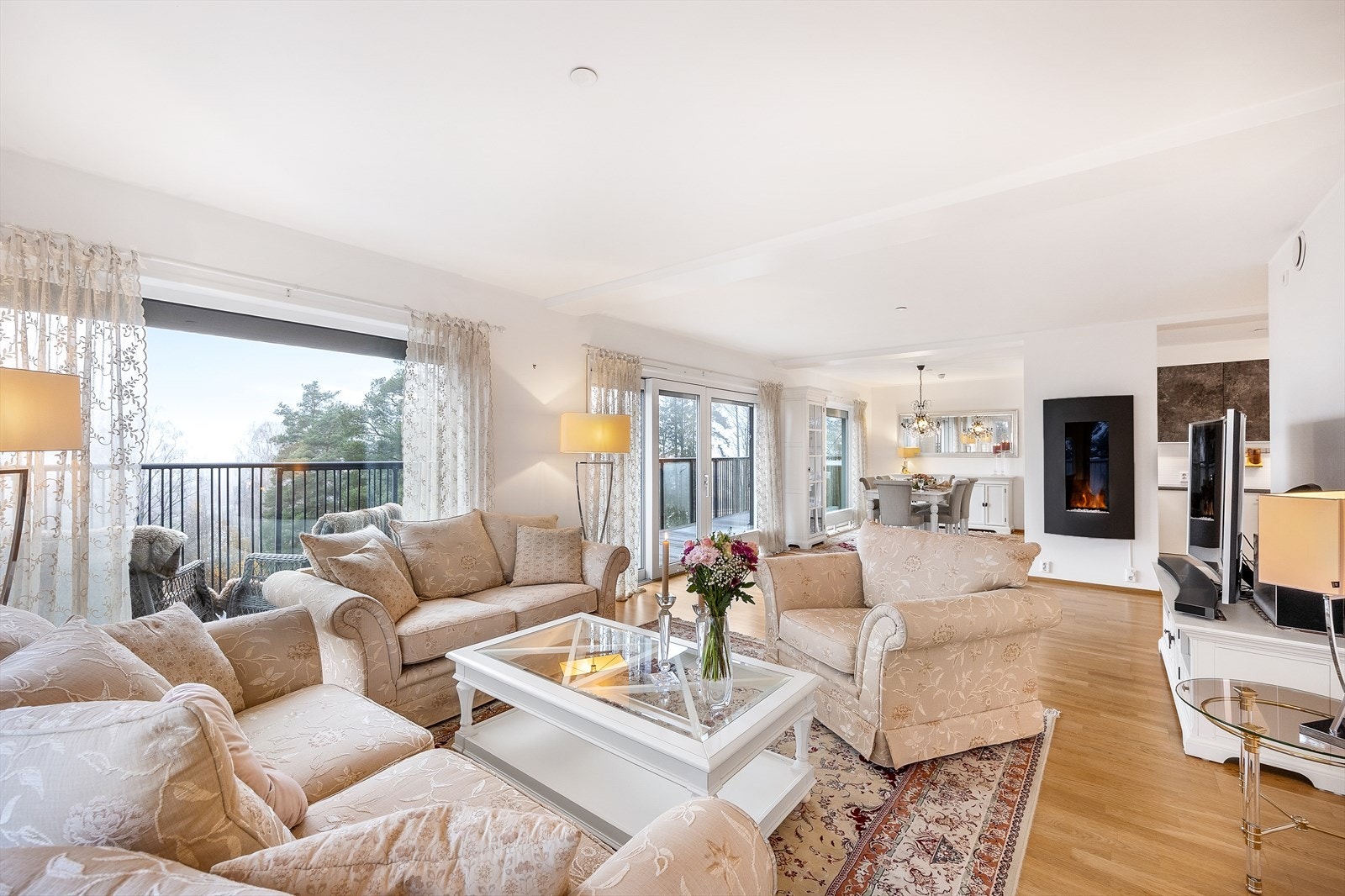 Hele rommet er gjennomgående og har parkett på gulv, og malte veggoverflater. Galleribilde