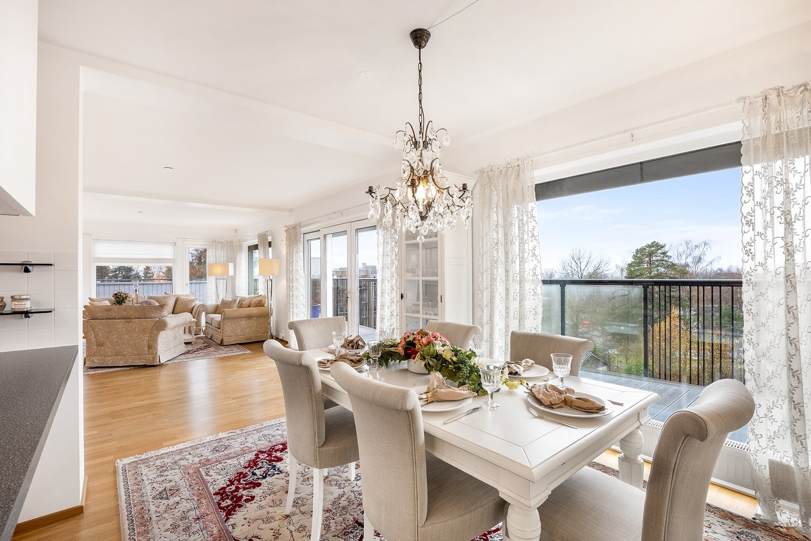 Her har du flott utsikt og god plass til stort spisestuebord og mange gjester. Galleribilde