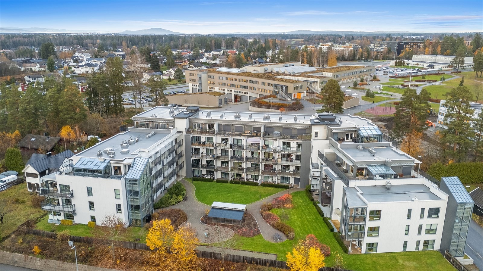 Dronefoto. Leiligheten ligger fint til i toppetasjen. Galleribilde
