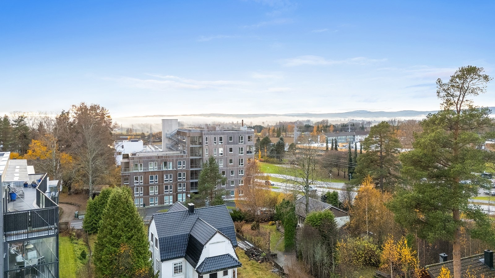 Nydelig utsikt mot Romerikeåsen, med mulighet til å se flyene ta av fra Oslo Lufthavn. Galleribilde