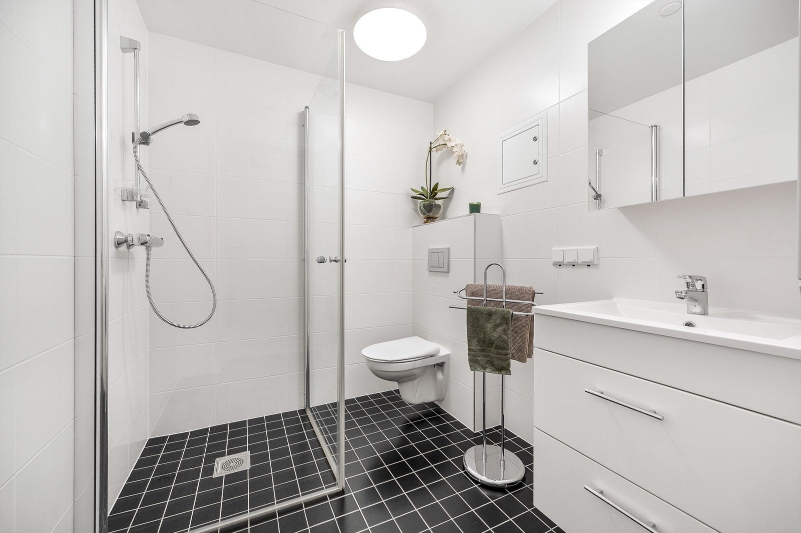 Fint og stort flislagt bad nr. 2 med gulvvarme. Galleribilde