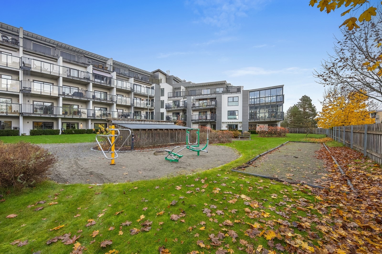 Fellesarealet består av bla. plen og beplantning, internveier, lekeapparater og hyggelige sittegrupper. Galleribilde