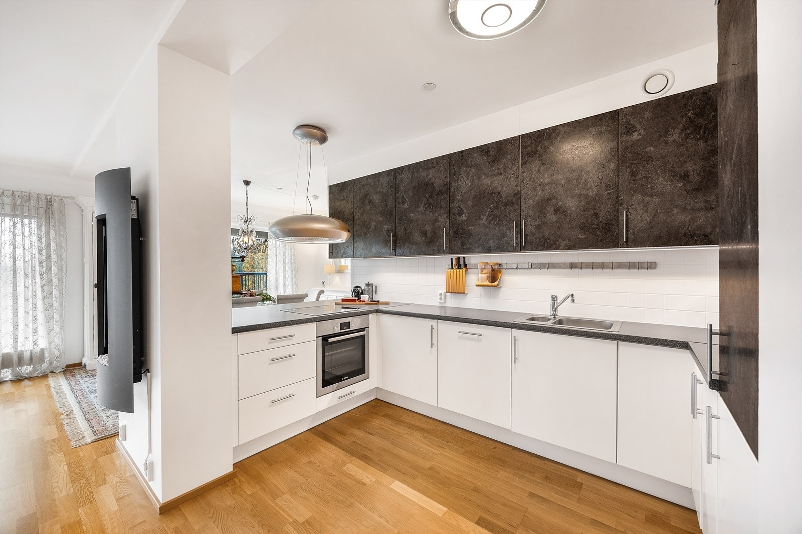 Leiligheten har et flott kjøkken med mye skap- og benkeplass og fin løsning mot spisestuen. Galleribilde