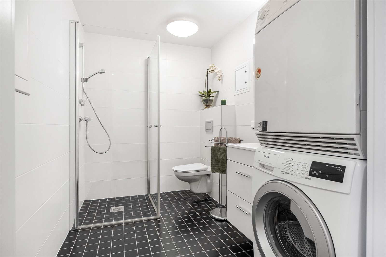 På bad nr. 2 er det også opplegg og plass til vaskemaskin og tørketrommel. Galleribilde