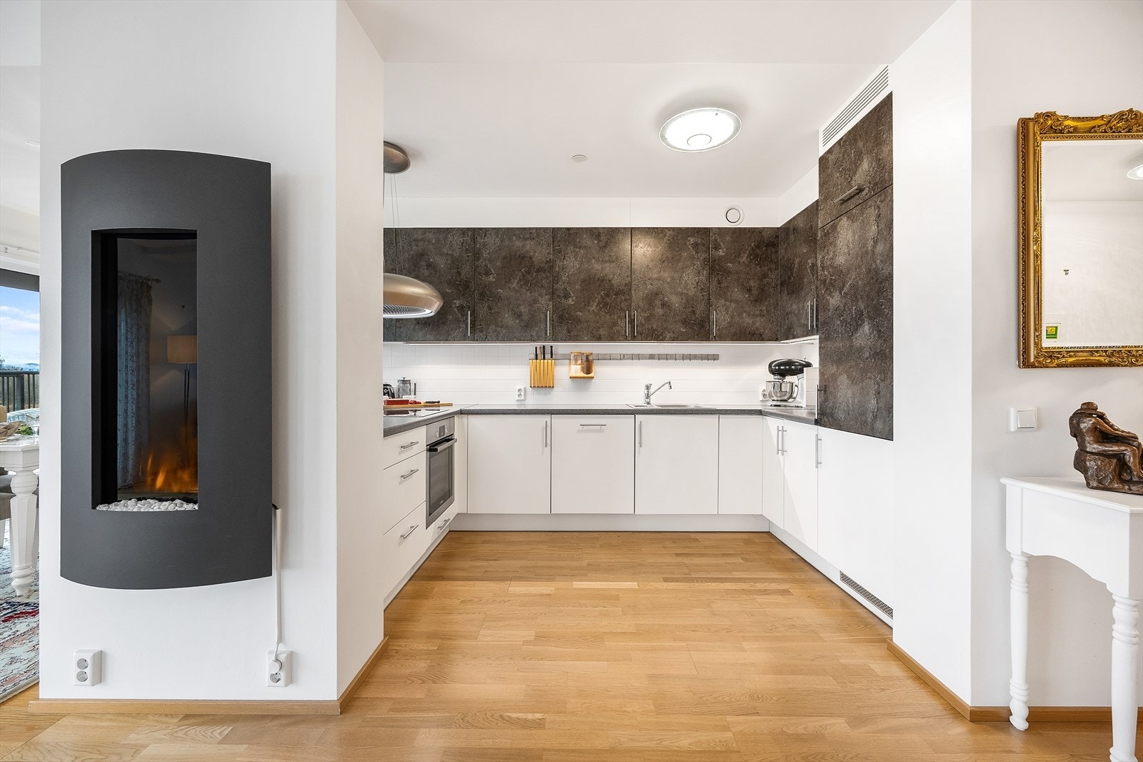 Kjøkkenet har innredning med glatte fronter, folierte overskap og benkeplate av laminat. Galleribilde