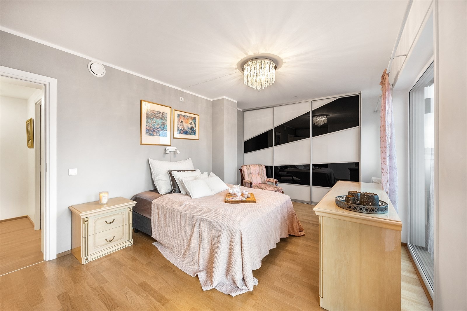 I hovedsoverommet er det to store skyvedørsgarderober- en på hver side, med god oppbevaringsplass. Galleribilde