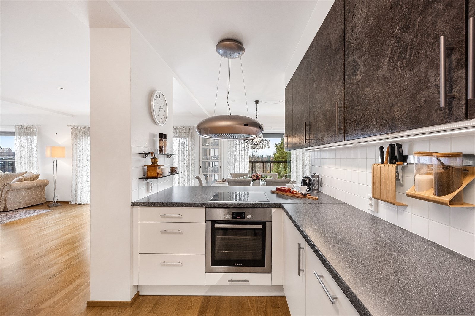 Her får man også integrerte hvitevarer som kjøl- og fryseskap, oppvaskmaskin, platetopp og stekeovn. Galleribilde