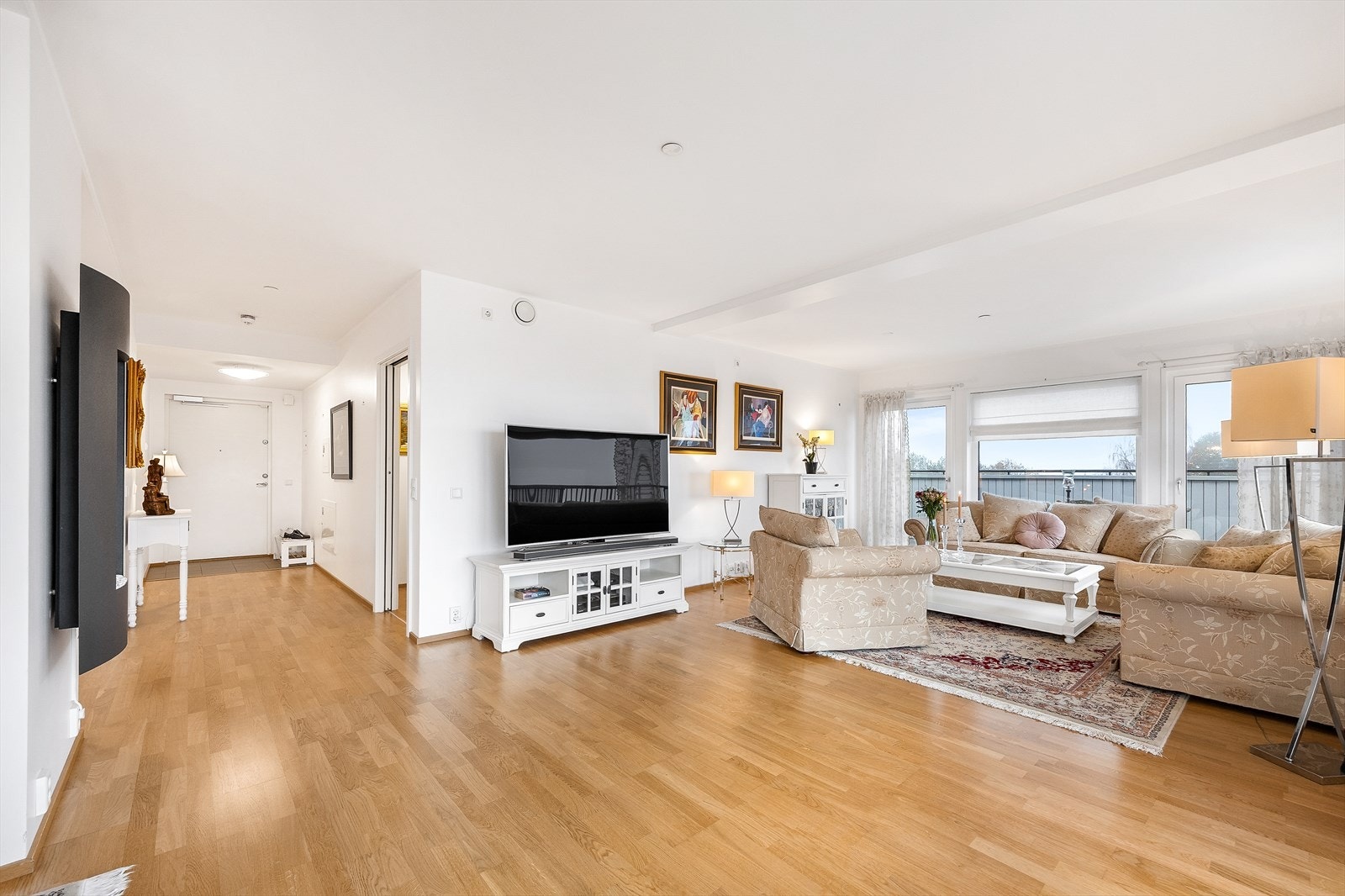 Stuen er også lys og romslig med god plass til det man måtte ønske av sofamøblement. Galleribilde