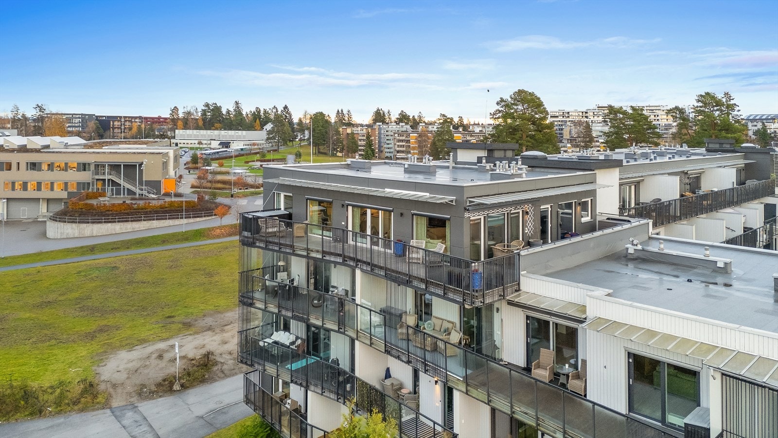 Her har du en flott hjørnebeliggenhet i toppetasjen, med stor terrasse på to sider av leiligheten uten innsyn. Galleribilde