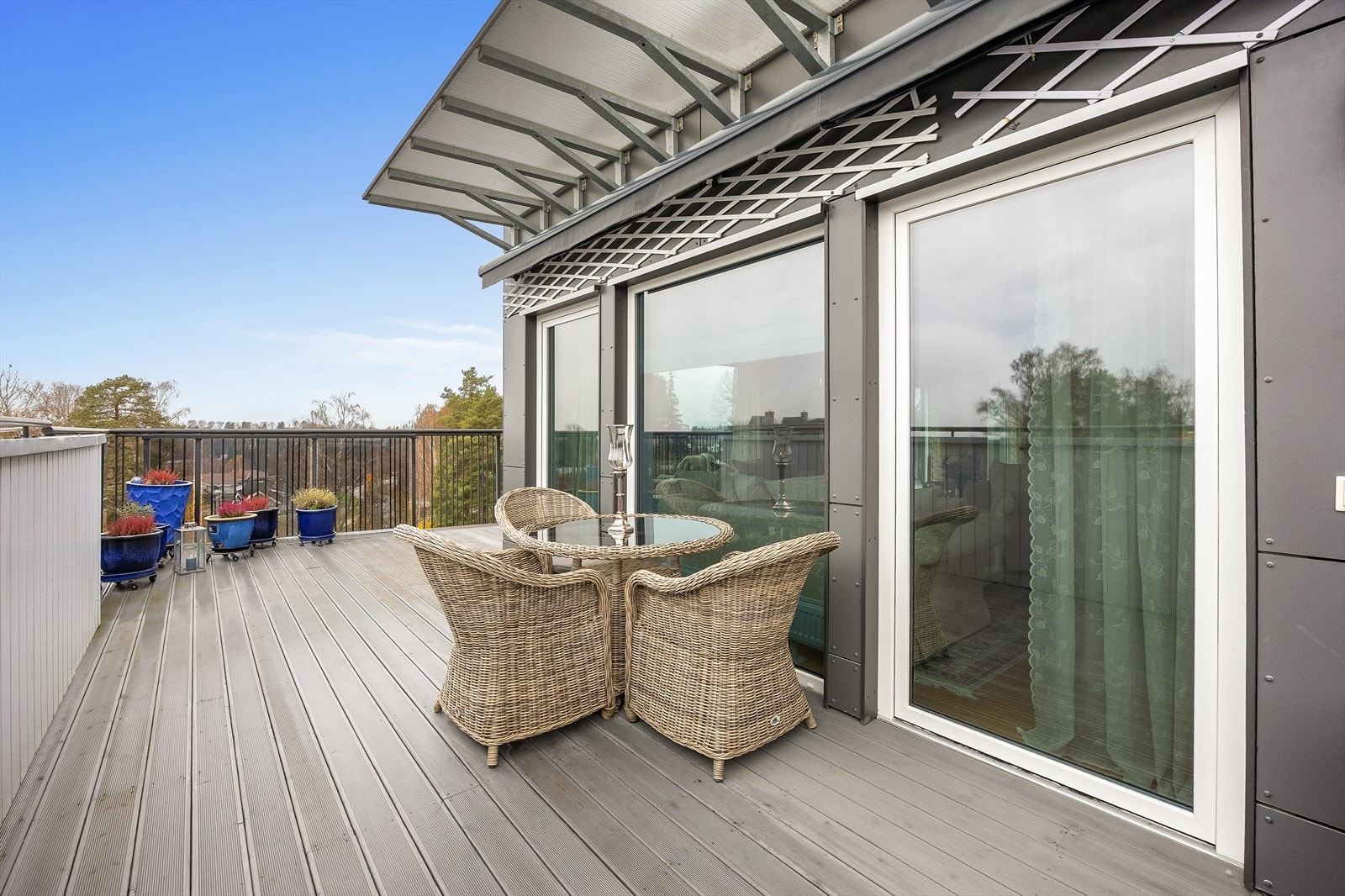 Terrassen er også oppgradert med terrassemarkise. Galleribilde