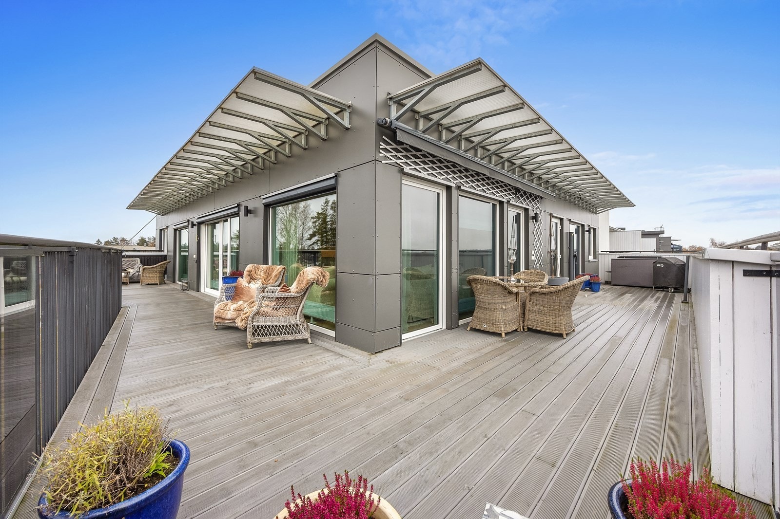 Leiligheten har en stor terrasse på hele 62 kvm som strekker seg rundt to sider, og har adkomst fra flere rom. Galleribilde