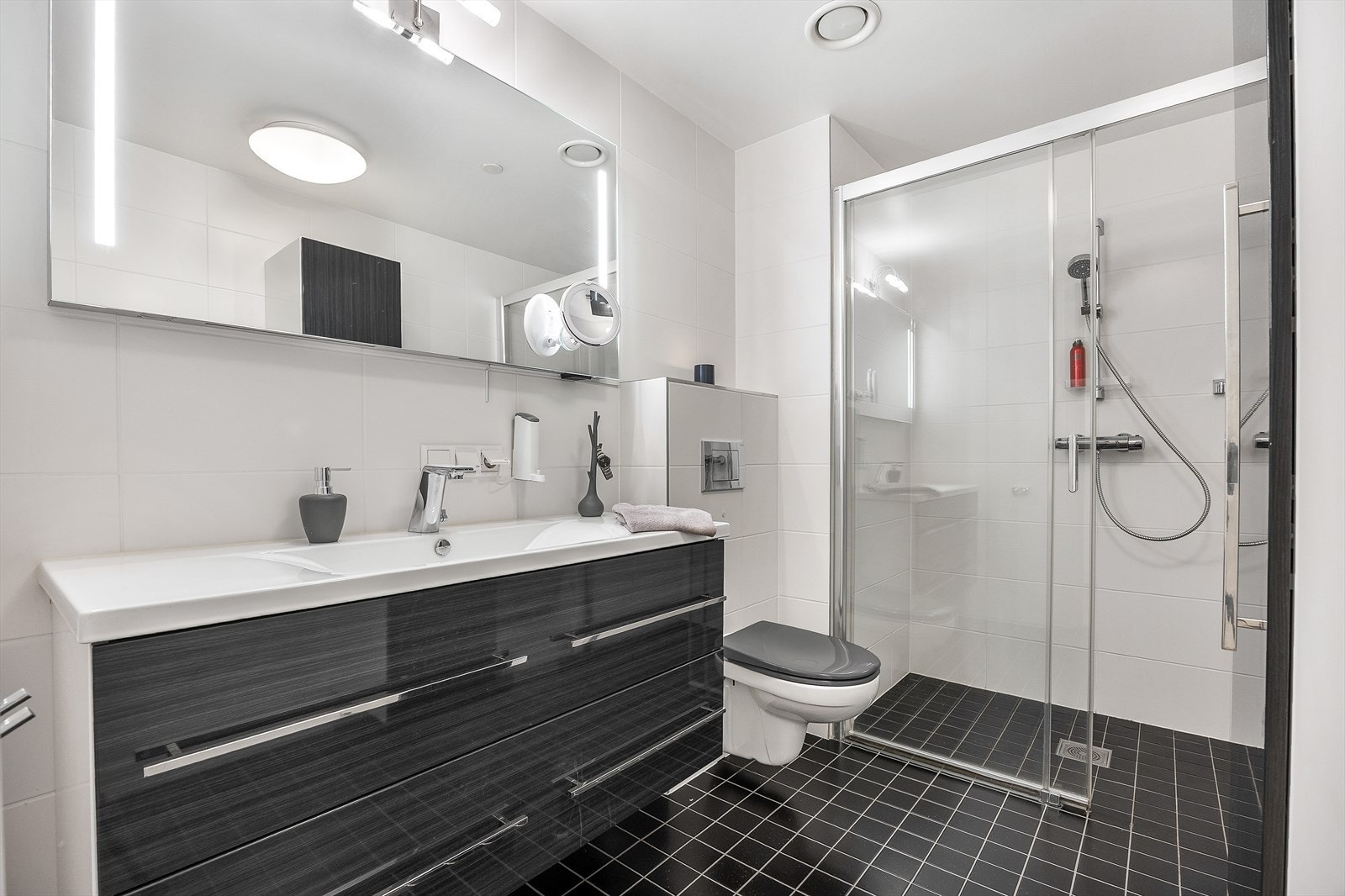 Delikat og romslig flislagt baderom med gulvvarme. Galleribilde