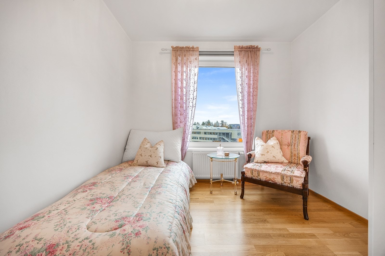 Det er ytterligere to soverom i leiligheten - også av god størrelse. Galleribilde