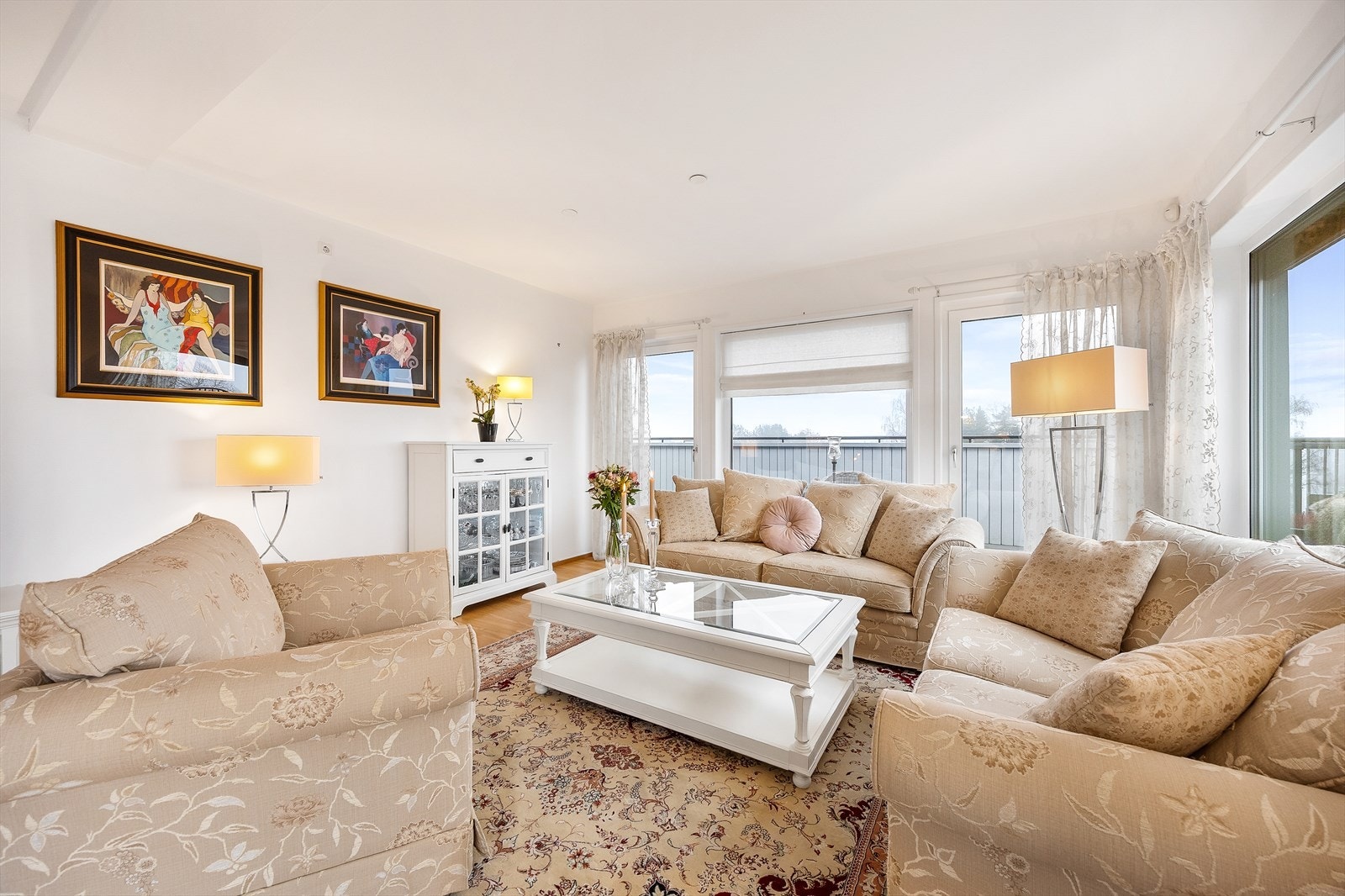 Her er det flere terrassedører med adkomst ut til terrassen fra alle sider. Enkelte vinduer i leiligheten er foliert med solfilm, og det er montert screens. Galleribilde