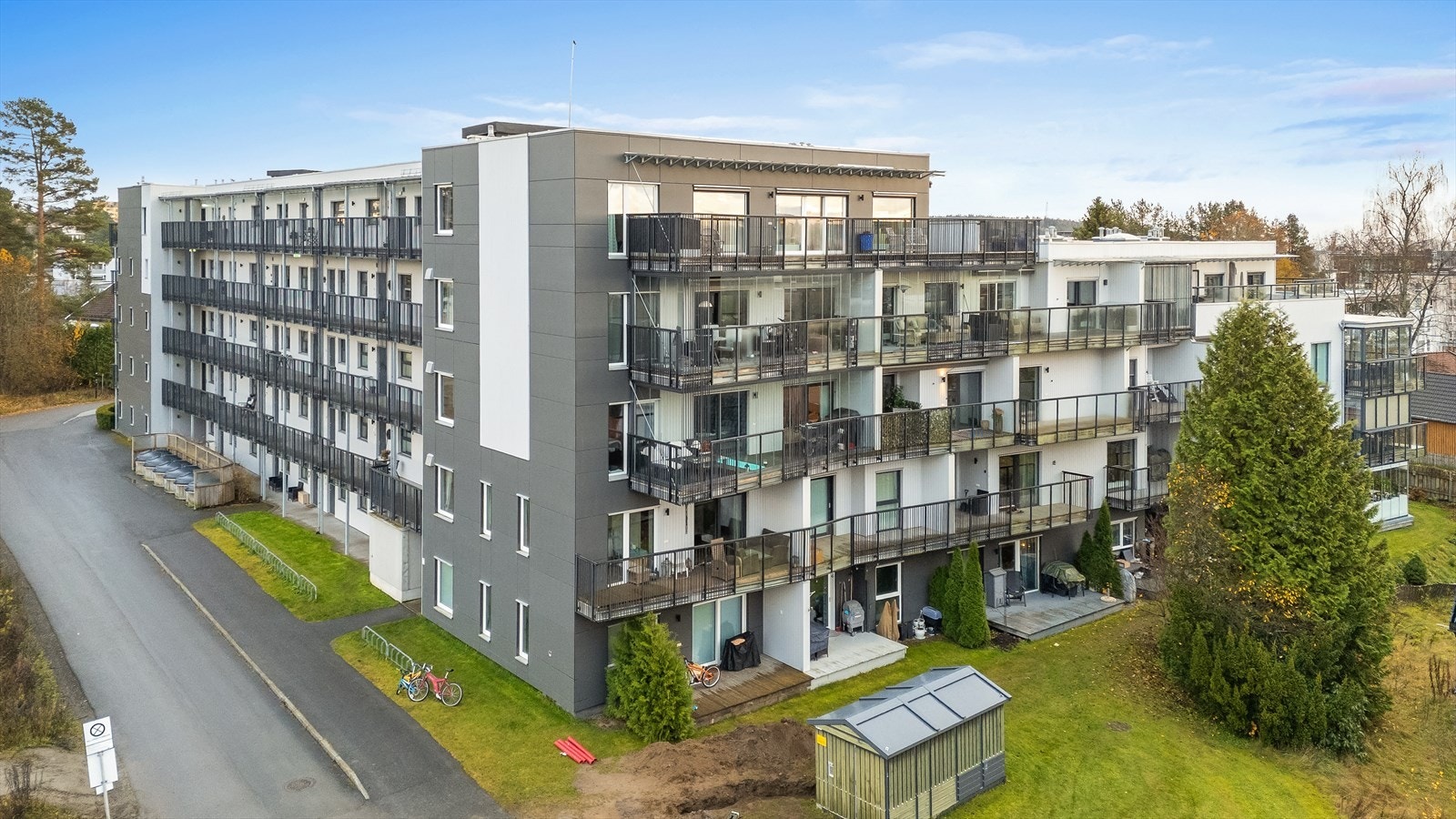 Leiligheten har en flott hjørnebeliggenhet i toppetasjen. Det er gode sol- og utsiktsforhold. Galleribilde