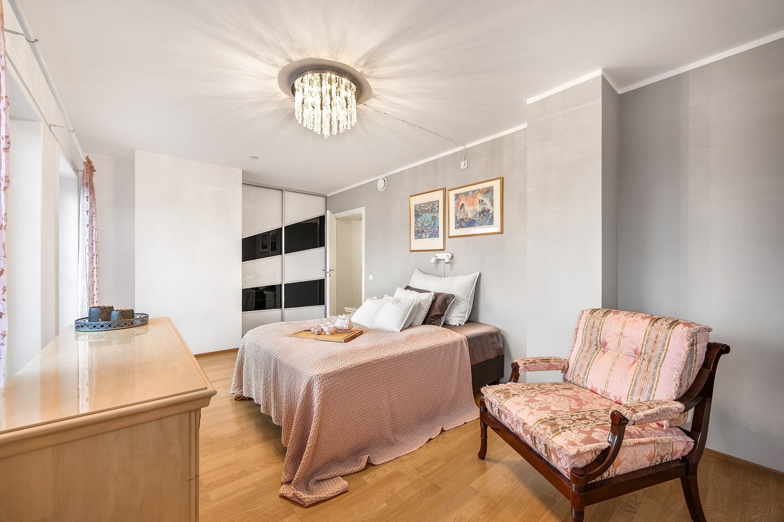 Fra hovedsoverommet er det egen terrasseadkomst via balkongdør, slik at du enkelt kan sette deg ut med morgenkaffen. Galleribilde