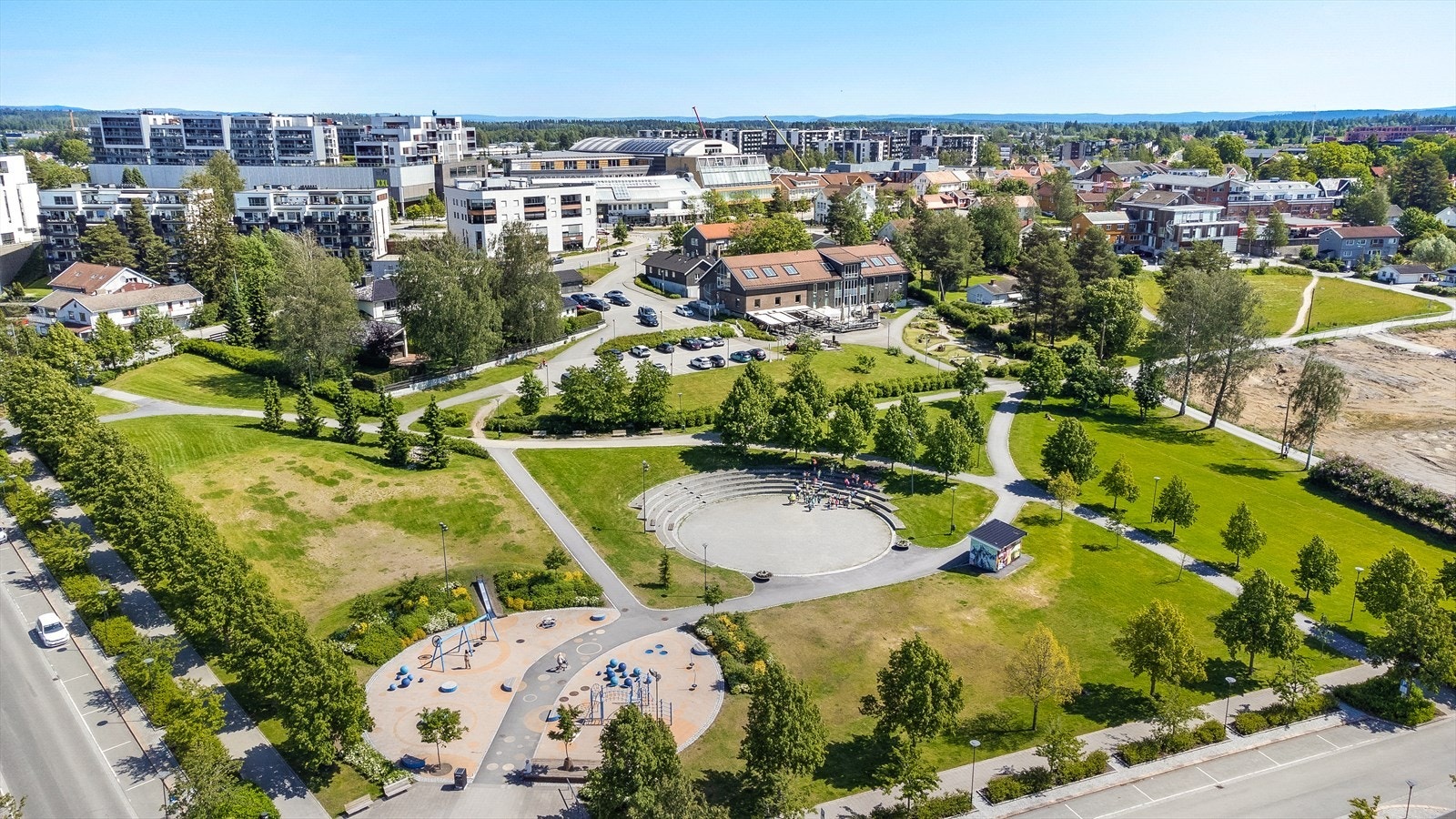 Vakre Romsaasparken som ligger mellom leiligheten og sentrum. Galleribilde