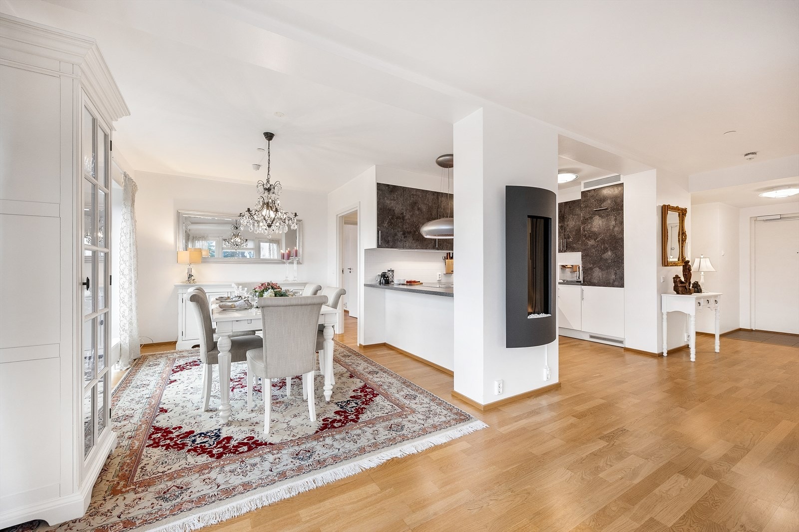 Utenfor kjøkkenet er det god plass til spisestuen. Galleribilde