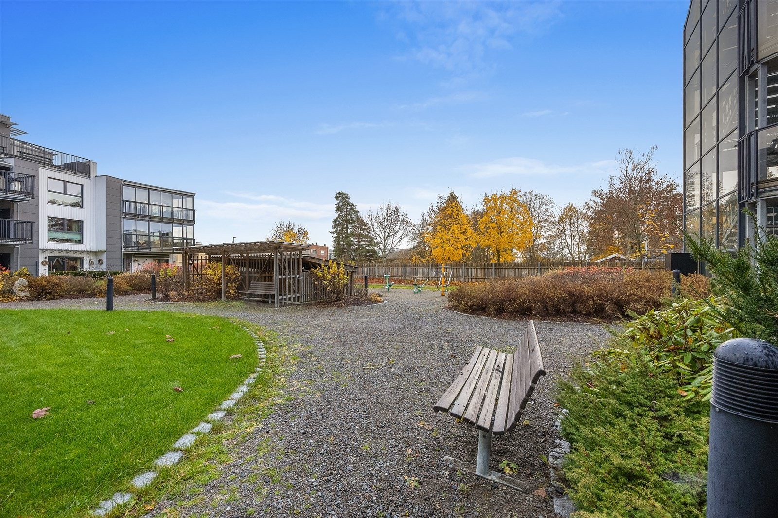 Sameiets fellestomt er pent opparbeidet med stort fellesareal mellom de tre boligblokkene. Galleribilde