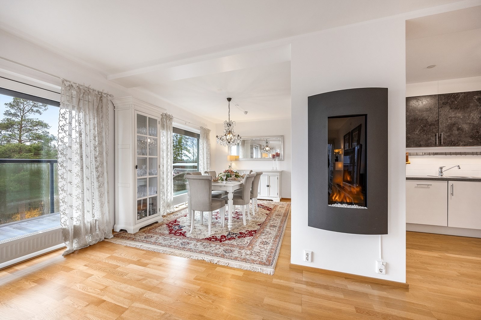 Elektrisk peis i stuen med fjernkontroll mellom kjøkkenet og spisestuen. Galleribilde