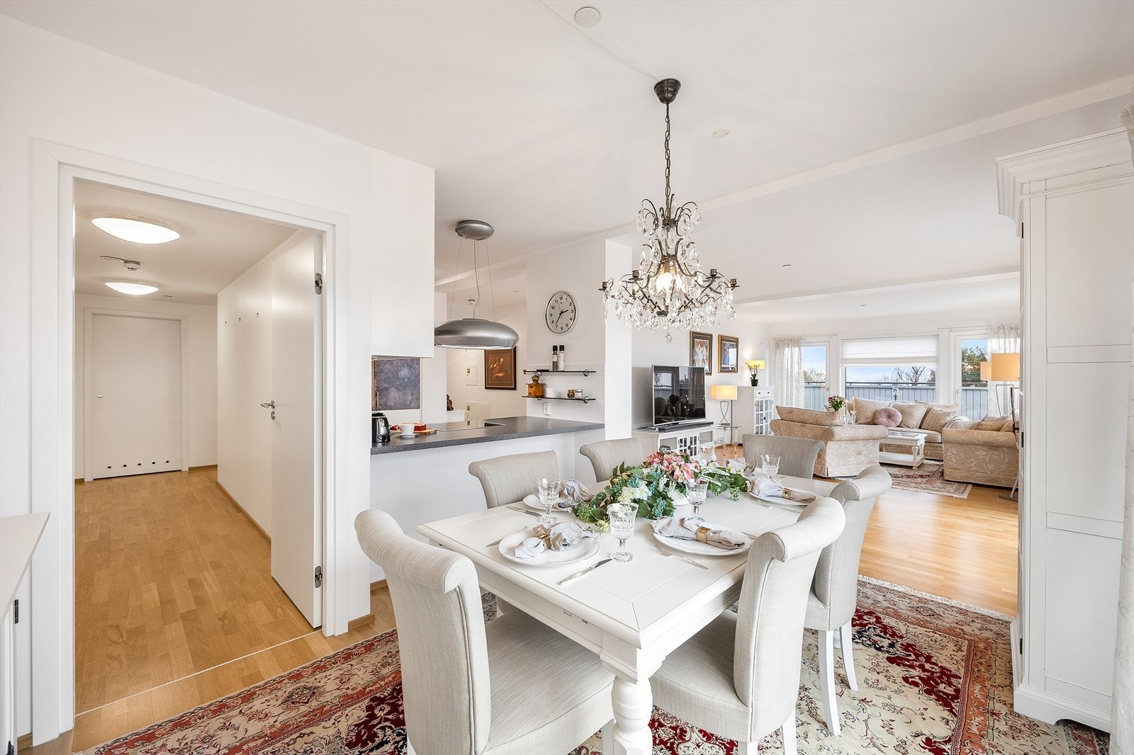 Lys og trivelig spisestue. Galleribilde