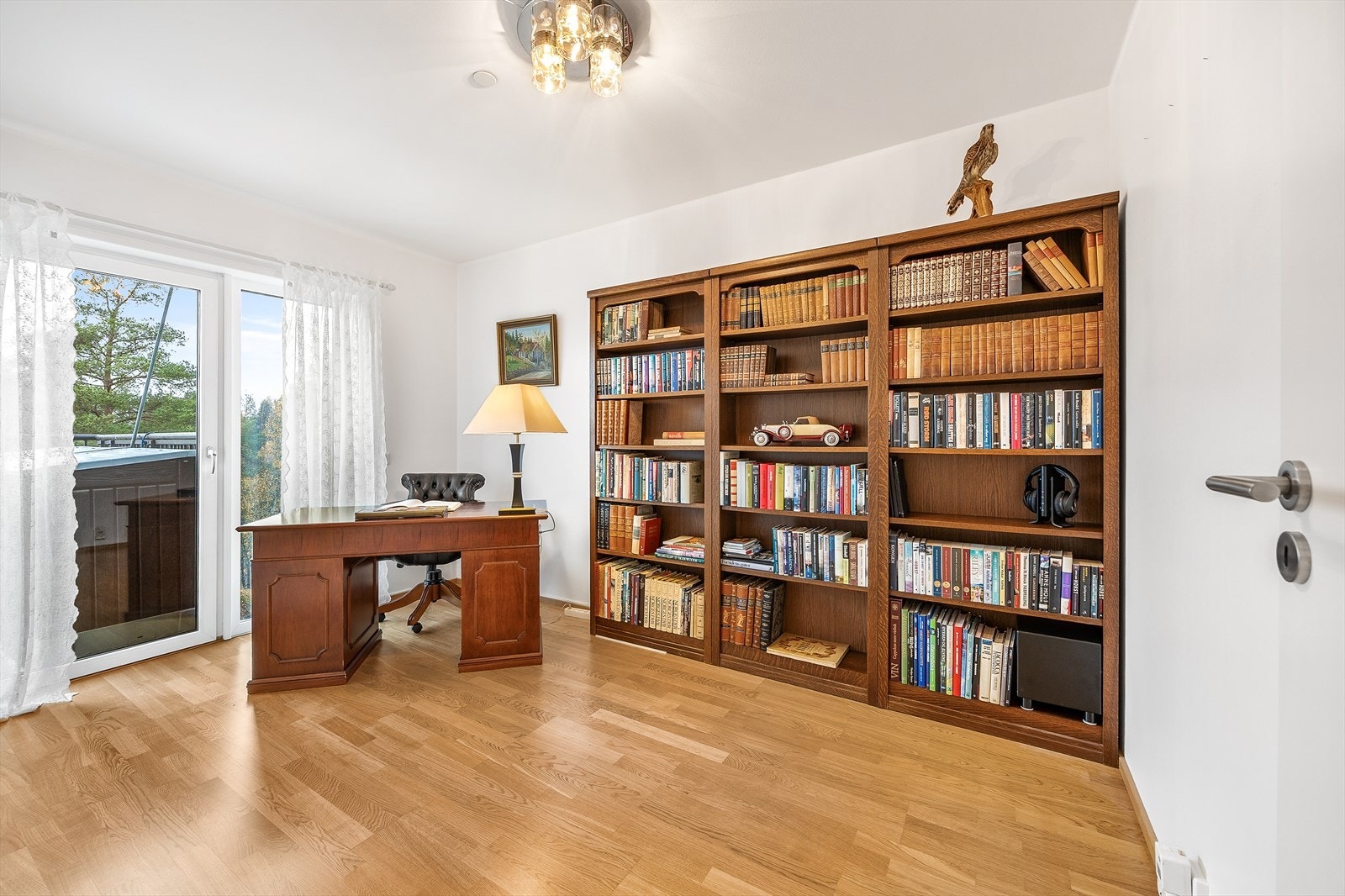 Stort soverom med god plass til seng og garderobemøbel. Soverommet har også terrasseadkomst. Galleribilde