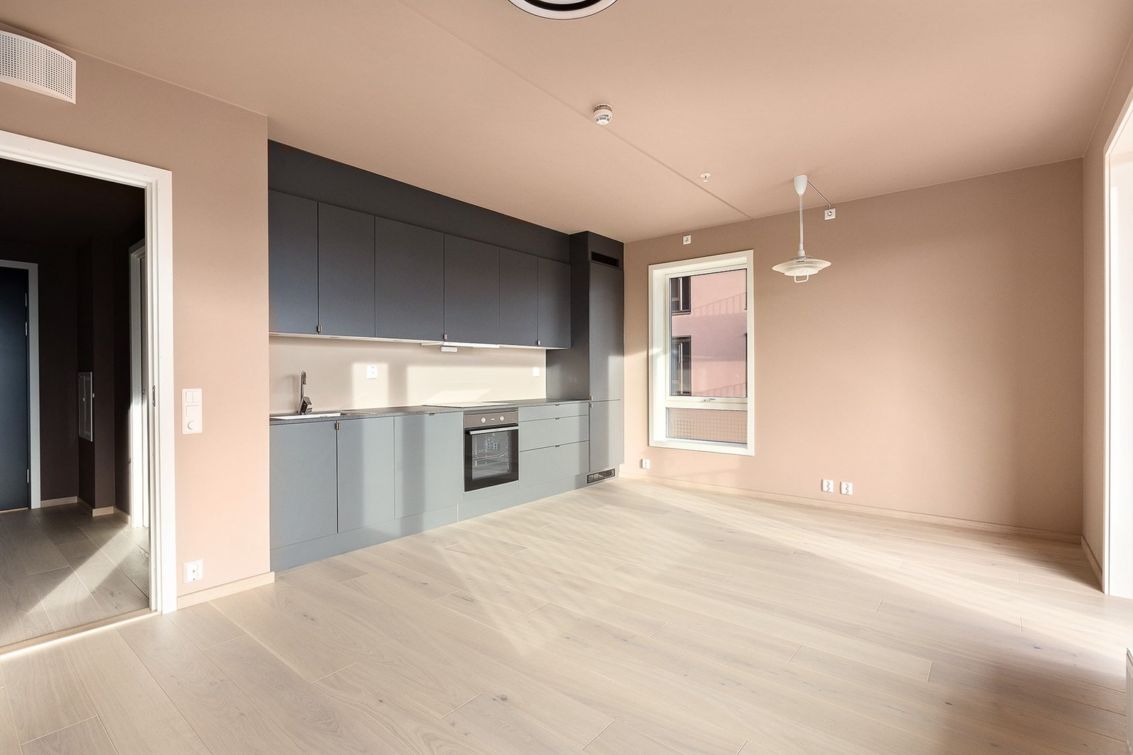 Moderne kjøkken i åpen løsning. Galleribilde