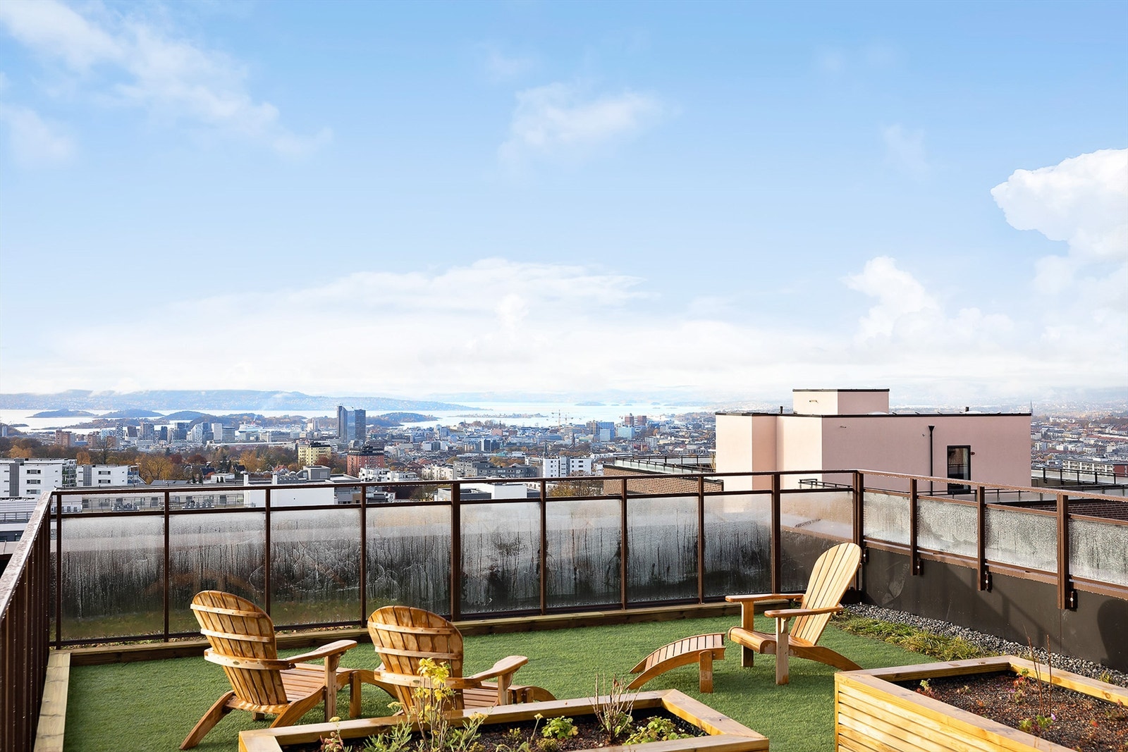 Felles takterrasse med panoramutsikt utover Oslo og fjorden. Fotograf: Nanna Wolden / Diakrit. Galleribilde