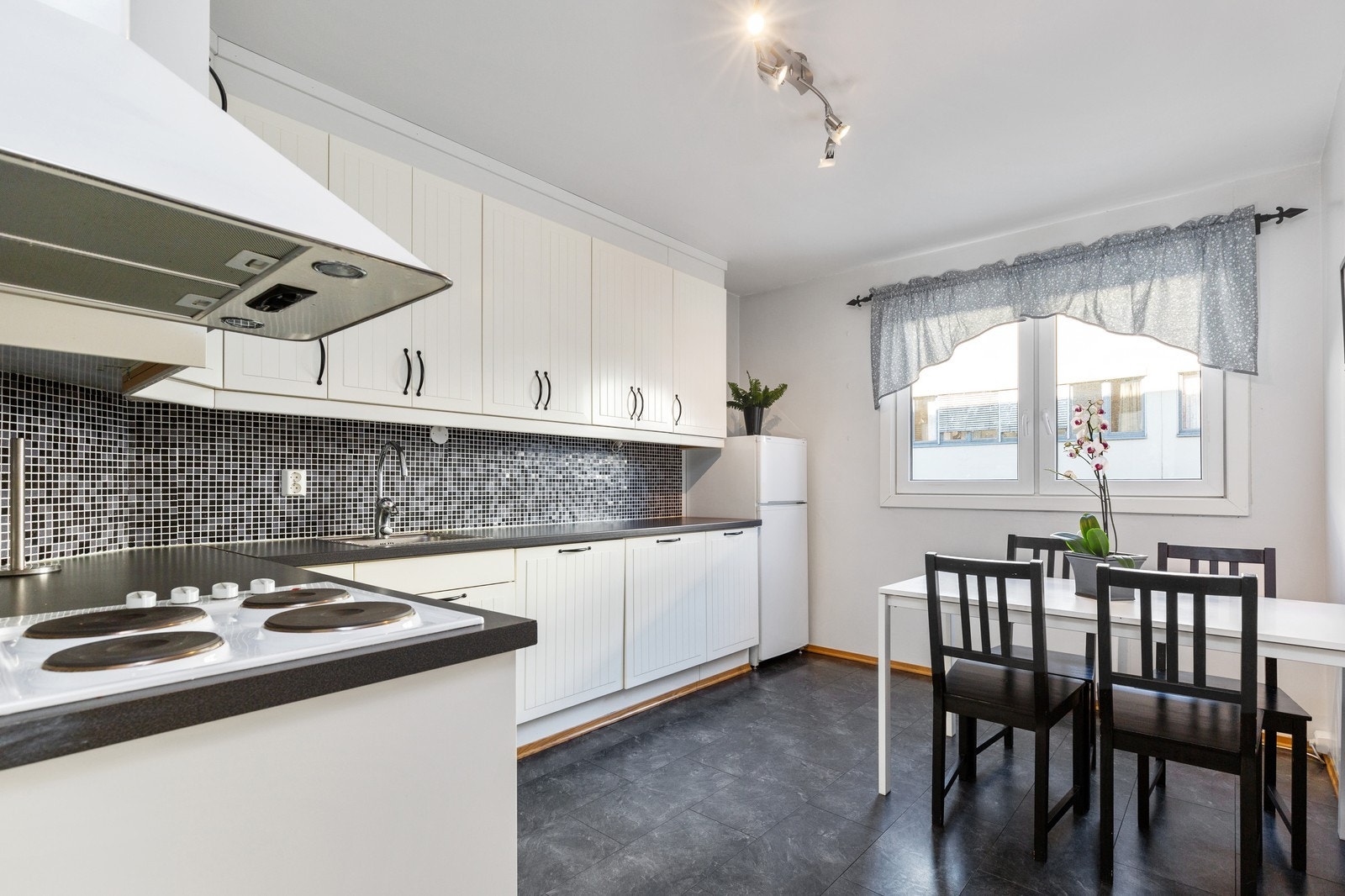 Pent separat kjøkken med hvitevarer. Galleribilde