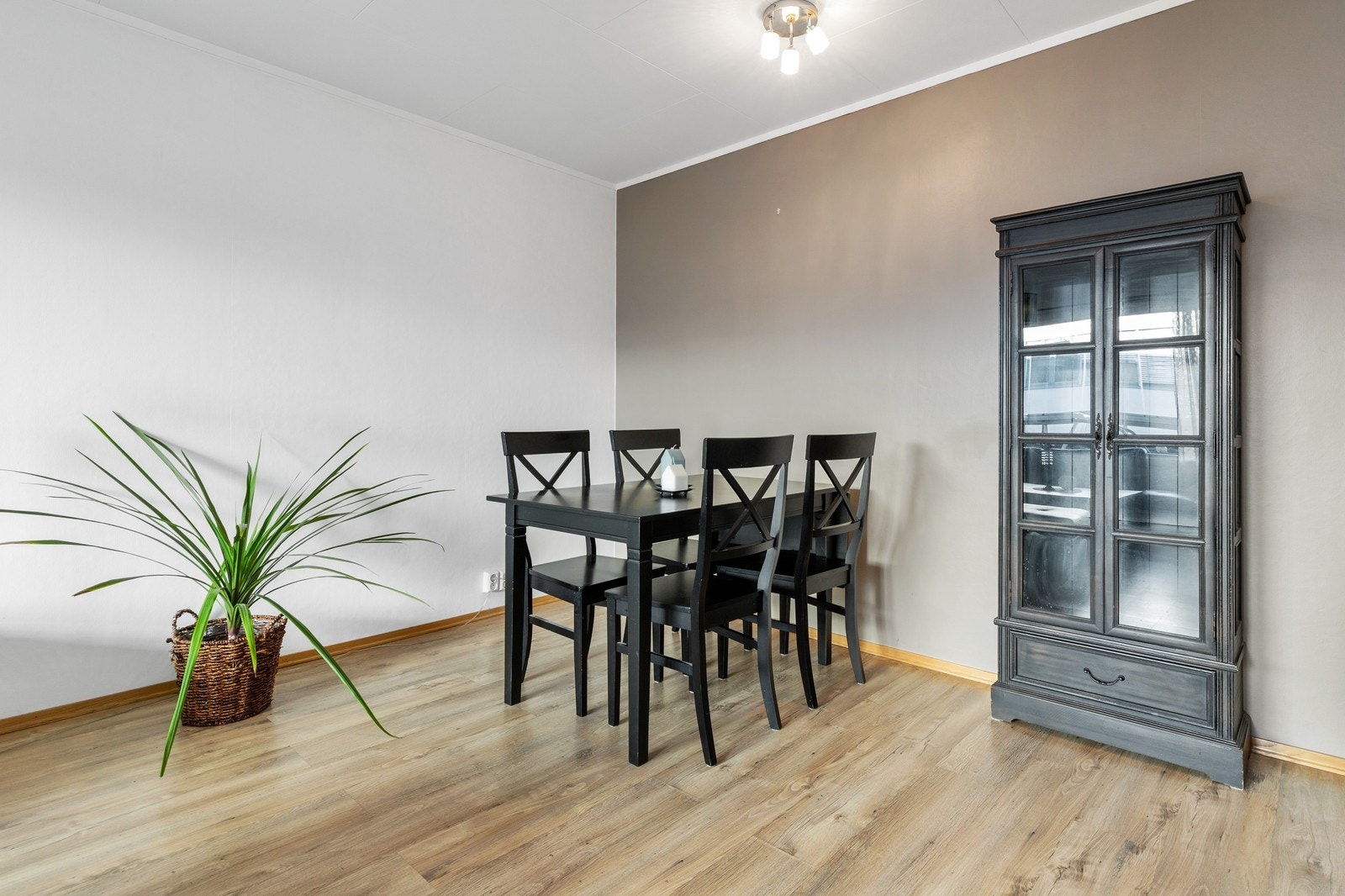 Stue har både plass til sofa og spisebord. Galleribilde