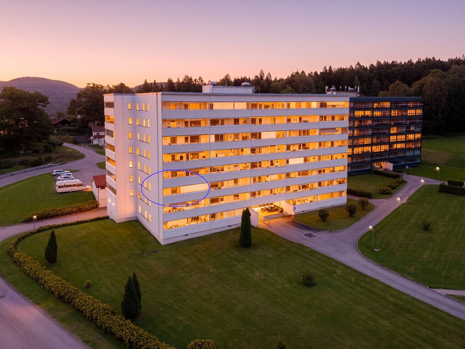 Leiligheten har en attraktiv beliggenhet i Nordre Borge Borettslag II på Borgeåsen, et populært og godt borettslag.
(Bildet er redigert for å fremheve stemningen på kveldstid, faktiske lysforhold kan variere.) Foto: Inbovi Galleribilde