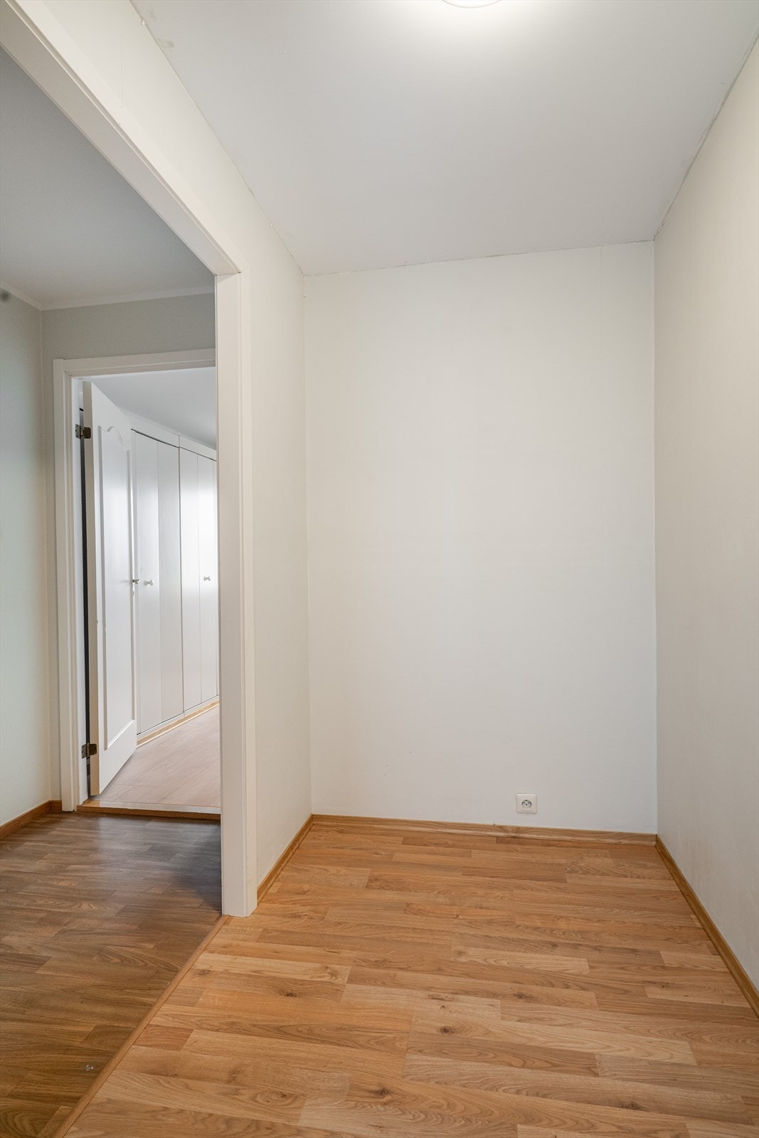 Tilliggende garderoberom hvor det er plass for sko og yttertøy. Galleribilde