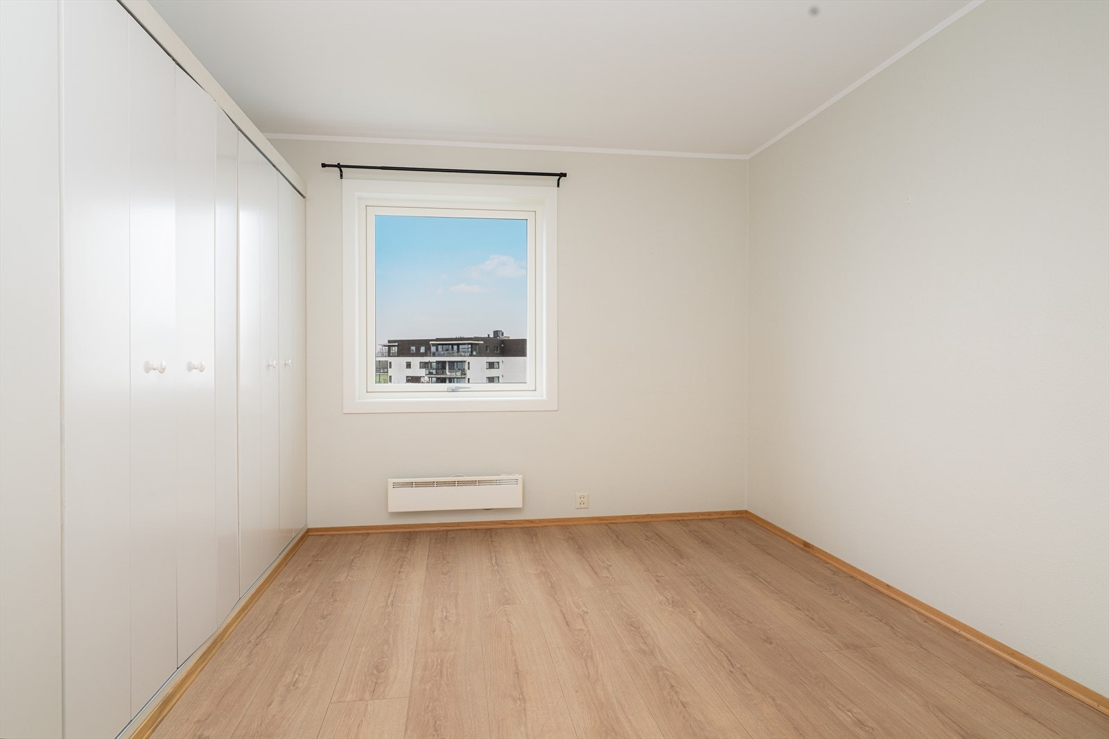 Det andre soverommet har plassbygde garderobeskap for klesbeholdningen. Galleribilde