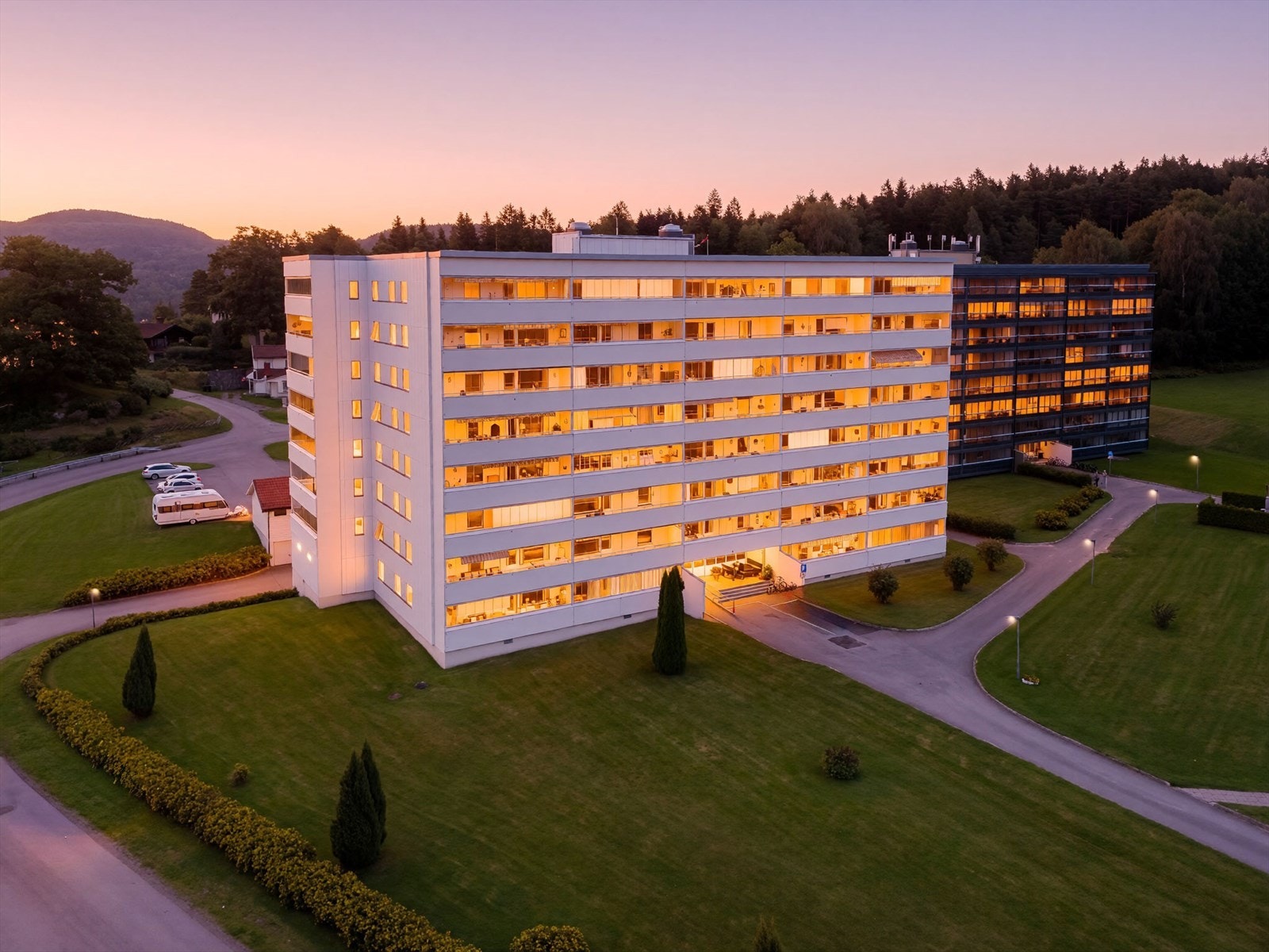 Leiligheten har en attraktiv beliggenhet i Nordre Borge Borettslag II på Borgeåsen, et populært og godt borettslag.
(Bildet er redigert for å fremheve stemningen på kveldstid, faktiske lysforhold kan variere.) Galleribilde