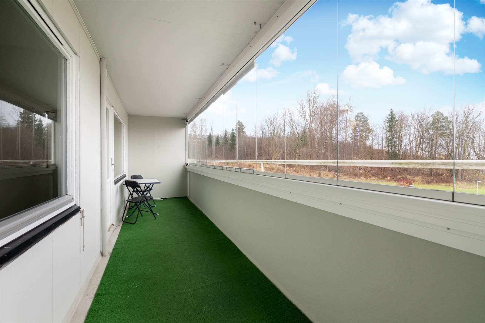 Fra stuen er det utgang til en deilig, innglasset balkong på 12 kvm. Galleribilde