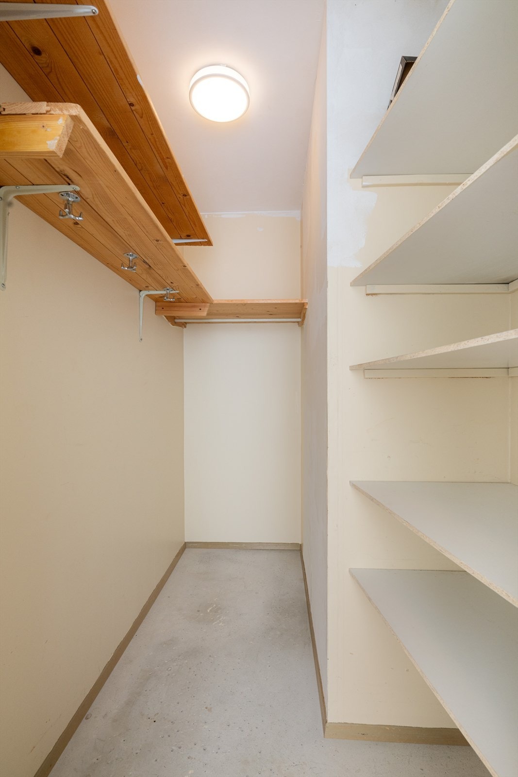 Innenfor garderoberommet er det i tillegg en praktisk bod med flere hyller. Galleribilde