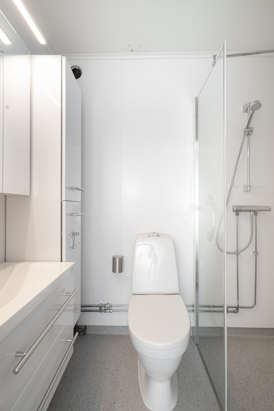 Bad/toalettrom er innredet med toalett, dusjhjørne med innfellbare glassvegger og servantinnredning. Galleribilde