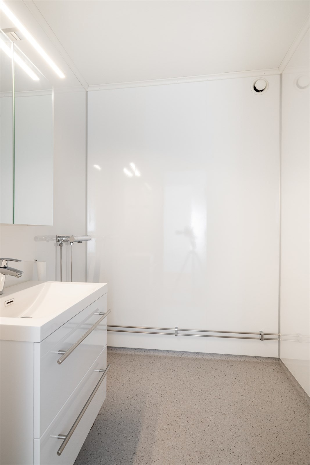 Det andre badet innehar servantinnredning med skuffer og speilskap, samt opplegg for vaskemaskin. Galleribilde